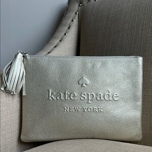 🩶NWOT🩶 Kate Spade Silver Wristlet Clutch